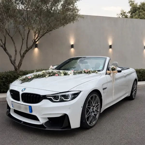 Mercedes décorée de fleurs blanches pour un mariage